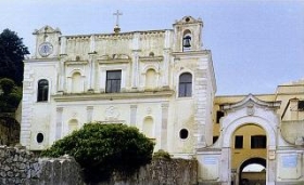 Ingresso del santuario della Montagna Spaccata