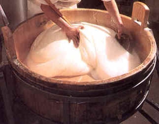 Mozzarella - La filatura Mozzarella - La filatura